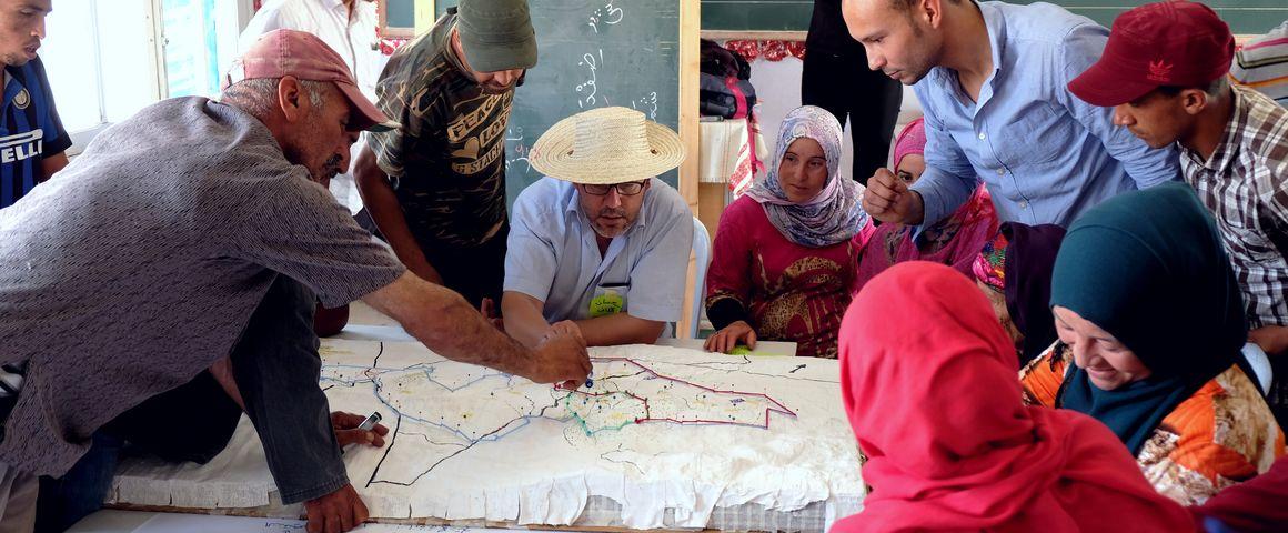 Échanges autour d'une carte en 3D à Kef (Tunisie) dans le cadre du projet Pacte @ E. Hassenforder, Cirad